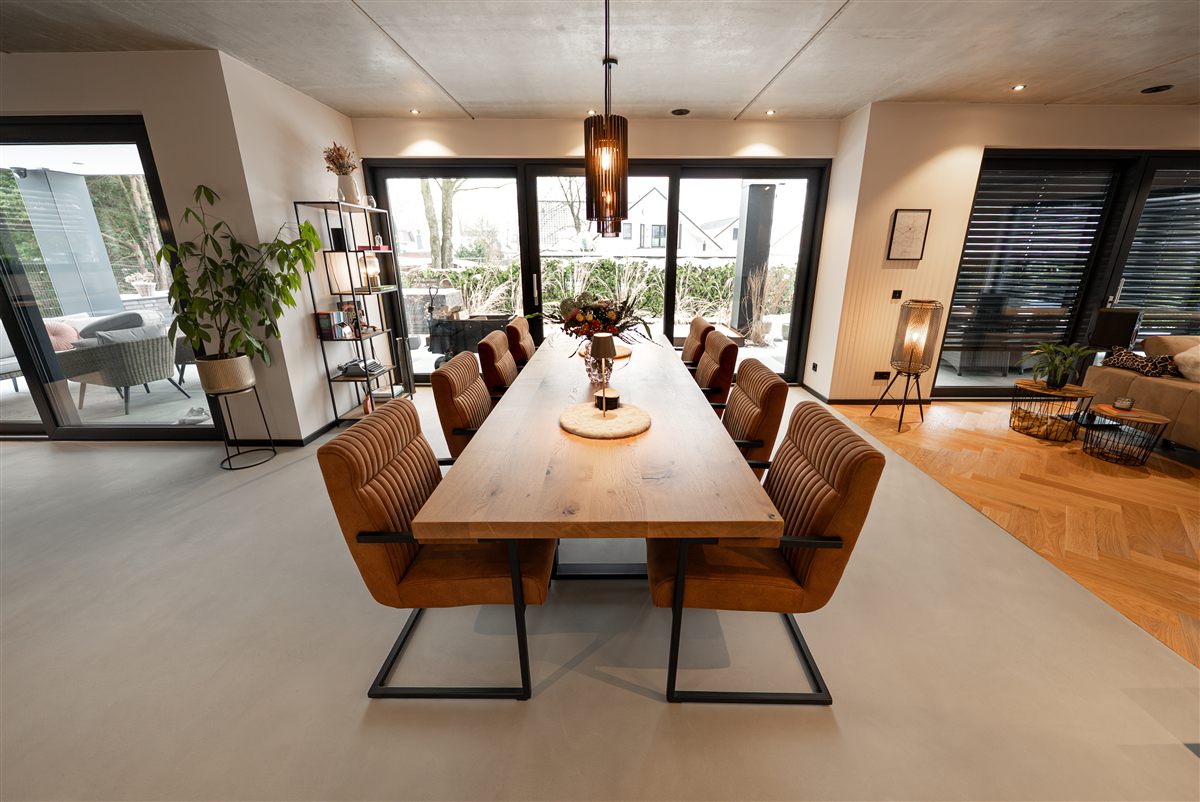 Essbereich mit fugenlosem Boden und Sichtbeton-Decke